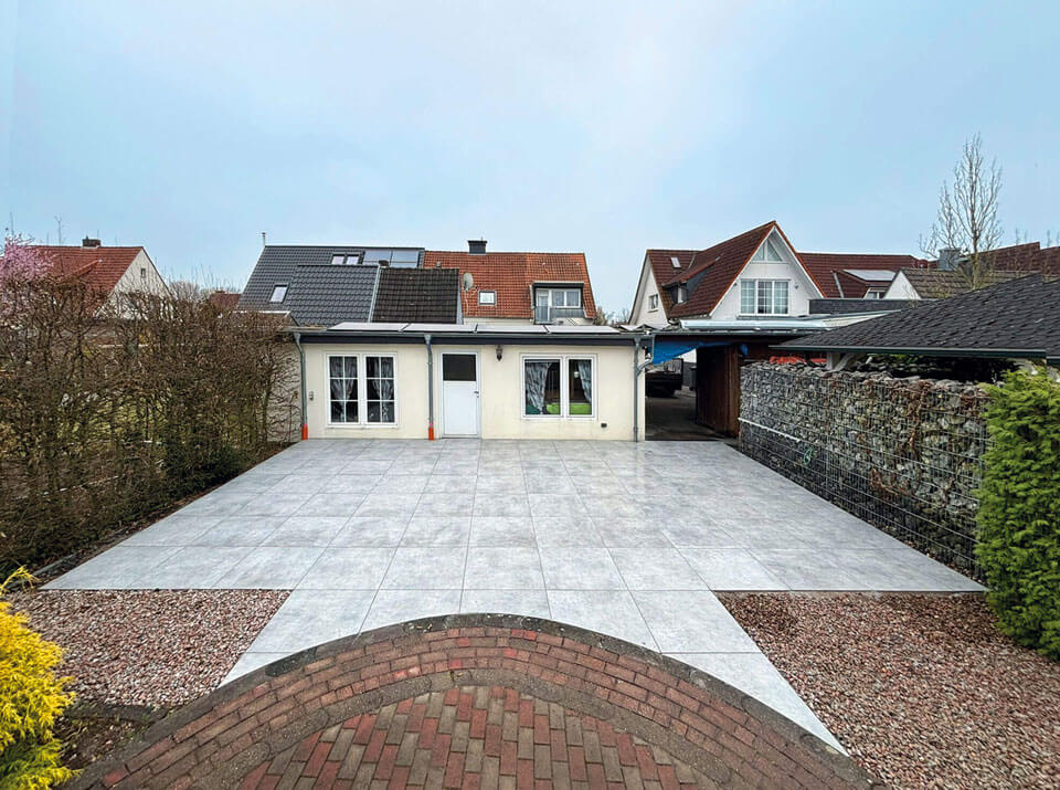 Terrassenbau in Warendorf mit Keramikplatten, Naturstein, Betonplatten und Holzterrassen